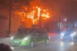 Clip: Dập tắt đám cháy tại ki ốt ở Hà Đông 