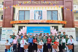Trao phần quà trị giá gần 30 triệu đồng cho học sinh hoàn cảnh khó khăn