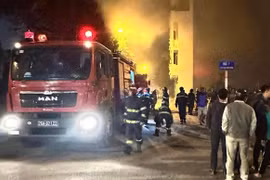 Giữa đêm nhà dân ở Long Biên bốc cháy