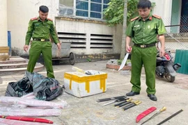 'Mưu sinh' bằng vũ khí thô sơ, súng bắn bi 