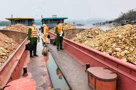 Bắt giữ 2 tàu chở số lượng lớn tài nguyên không có giấy tờ 