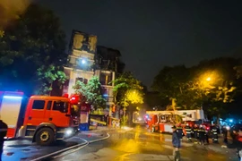 Dập tắt đám cháy lúc rạng sáng tại phố cổ Hà Nội
