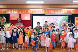 Phòng kỹ thuật hình sự tặng quà động viên các con ngoan, học giỏi