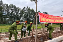 Công an huyện Thanh Trì hưởng ứng Tết trồng cây đời đời nhớ ơn Bác Hồ, trồng nhiều cây xanh bảo vệ môi trường 