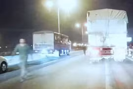 Điều tra, xử lý lái xe tải gây ùn tắc cầu Thanh Trì