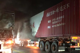 Xem xe container bốc cháy ngùn ngụt trên cao tốc