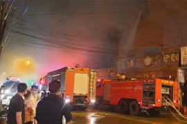 Bắt chủ quán karaoke bị cháy tại Bình Dương