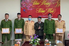 Tặng quà động viên cán bộ chiến sỹ có hoàn cảnh khó khăn