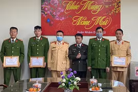 Tặng quà động viên cán bộ chiến sỹ có hoàn cảnh khó khăn