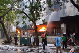 Clip: Huy động hai máy múc phá tường rào để xe chữa cháy dập lửa