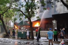 Clip: Huy động hai máy múc phá tường rào để xe chữa cháy dập lửa