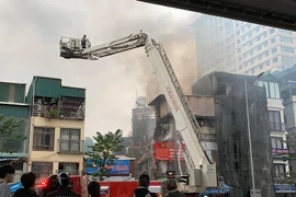 Điều động xe thang chữa cháy nhà dân trên phố Minh Khai
