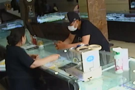 (Clip): Đối tượng bịt mặt giả vờ mua nhẫn vàng rồi cướp bỏ chạy