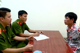 Giữa ban ngày, gã trai liều lĩnh dùng dao khống chế cướp xe máy