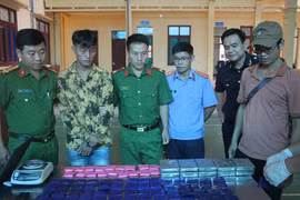 Bắt đối tượng tàng trữ 10 bánh heroin và 18.000 viên ma tuý tổng hợp