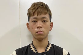 Côn đồ tụ tập ở cổng trường, chém học sinh bị thương