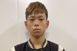 Côn đồ tụ tập ở cổng trường, chém học sinh bị thương