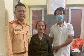 Tìm người thân cho cụ bà bị lạc đường