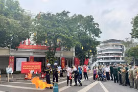 Trải nghiệm phương pháp xử lý hỏa hoạn tại phố đi bộ hồ Hoàn Kiếm