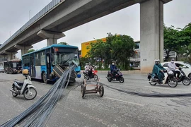 Xe 3 bánh tự chế chạy ngược chiều chở thép xuyên thủng kính xe buýt