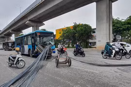 Xe 3 bánh tự chế chạy ngược chiều chở thép xuyên thủng kính xe buýt