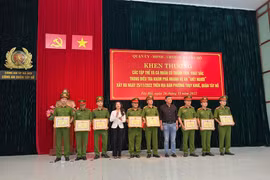 Khen thưởng đột xuất thành tích truy bắt giữ đối tượng giết người tại quận Tây Hồ