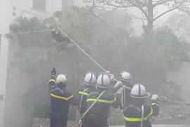 Những hình ảnh cắt phá xe ô tô cứu nạn tại vụ cháy, nổ giả định