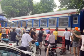 Đoàn tàu phải dừng lại do va chạm vào khách chụp ảnh “tự sướng” 