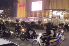 Hàng chục đối tượng cầm dao, kiếm “lùa” nhau trên phố