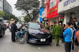 Chặn xe ô tô gây náo loạn phố Nguyễn Thái Học