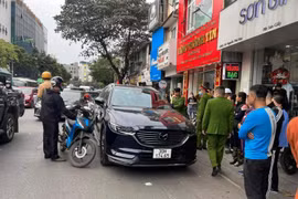 Chặn xe ô tô gây náo loạn phố Nguyễn Thái Học