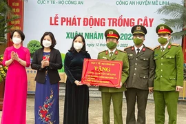 Trao tặng vật tư phòng chống dịch Covid-19 cho Công an huyện Mê Linh