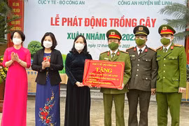 Trao tặng vật tư phòng chống dịch Covid-19 cho Công an huyện Mê Linh