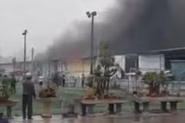 Dập tắt đám cháy tại khu lán tạm ở quận Hà Đông