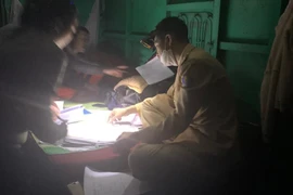 Tạm giữ 2 tàu khai thác cát trái phép trên sông Đà 