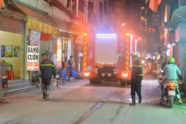 Clip: Cận cảnh hiện trường cháy tại ngôi nhà 6 tầng ở Phú Đô