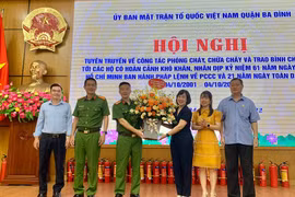 Tặng hàng trăm bình cứu hoả cho hộ dân khó khăn ở quận Ba Đình