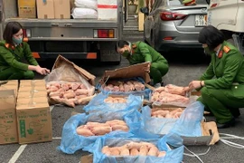 Phát hiện mỹ phẩm, thuốc tây, chân lợn cất giấu trên xe tải