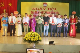 Giám đốc Công an Hà Nội tặng quà người dân nhân dịp Ngày hội Đại đoàn kết dân tộc