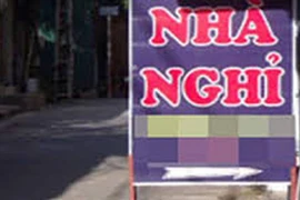 Vợ bị nhắn tin chọc ghẹo, chồng nghi ngờ một người đàn ông đã rình đánh đối phương trọng thương