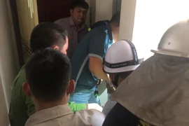 Giải cứu 2 người thoát khỏi hố thang máy