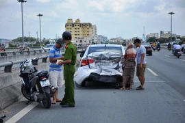 Hàng chục người la hét trên 2 ô tô sau tai nạn