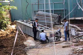 Đứt cáp vận thăng 2 công nhân rơi xuống đất, 1 người chết