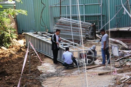 Đứt cáp vận thăng 2 công nhân rơi xuống đất, 1 người chết