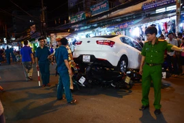 Hàng chục người nâng ô tô "giải cứu" nạn nhân mắc kẹt dưới gầm