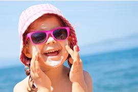 Sử dụng kem chống nắng an toàn và đúng cách cho trẻ 