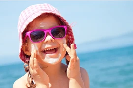 Sử dụng kem chống nắng an toàn và đúng cách cho trẻ 