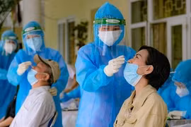 Khen thưởng 18 đoàn cán bộ y tế các tỉnh, thành phố tham gia hỗ trợ phòng chống dịch 