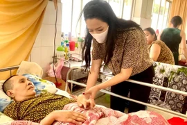 Á hậu Trịnh Kim Chi kêu gọi ủng hộ nghệ sĩ Hoàng Lan 