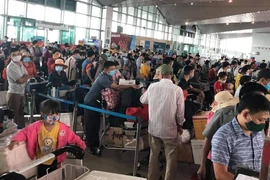 Đến hẹn lại lên: Đường bộ, hàng không lại căng thẳng dịp nghỉ lễ 30-4 và 1-5